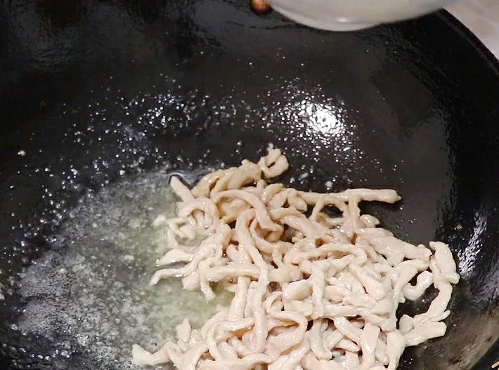 不管炒什么肉丝都不要直接下锅,教你2个小技巧,肉丝鲜嫩不粘锅