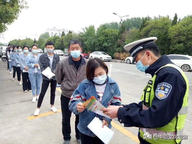 商丘交警开展“一盔一带”进驾校活动