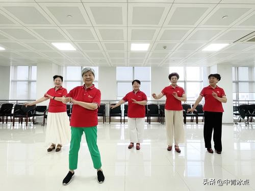 济南阿姨被骗后组团复仇，打击非法集资，有人自费*底卧**，有人自编喜剧，有人家老头开始做饭了