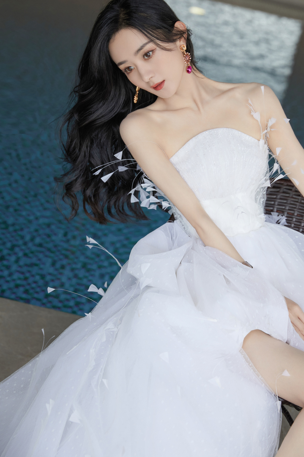 赵丽颖一袭金色星光渐变裙出镜,赵丽颖穿白色裙子亮相代言