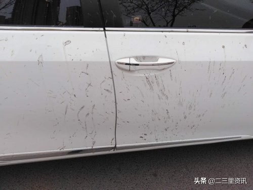 汽车被溅水泥怎么处理小妙招,被汽车溅一身泥怎么清洗