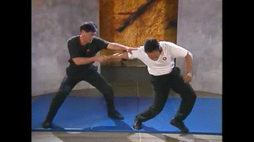 被锁喉怎么反击教学,格斗技巧教学锁喉