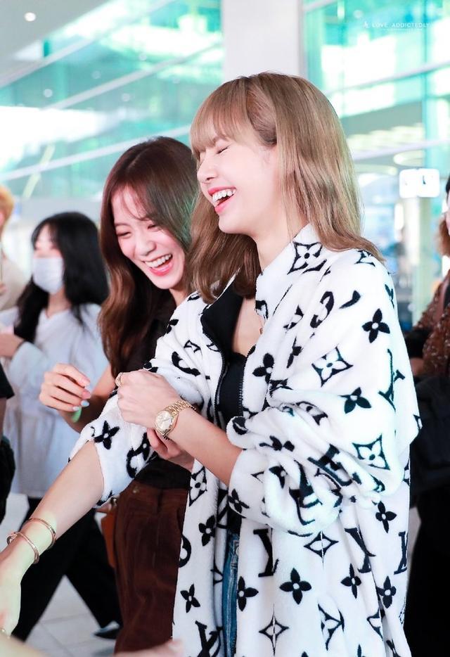 朴信惠同款冲锋衣,朴信惠同款手表