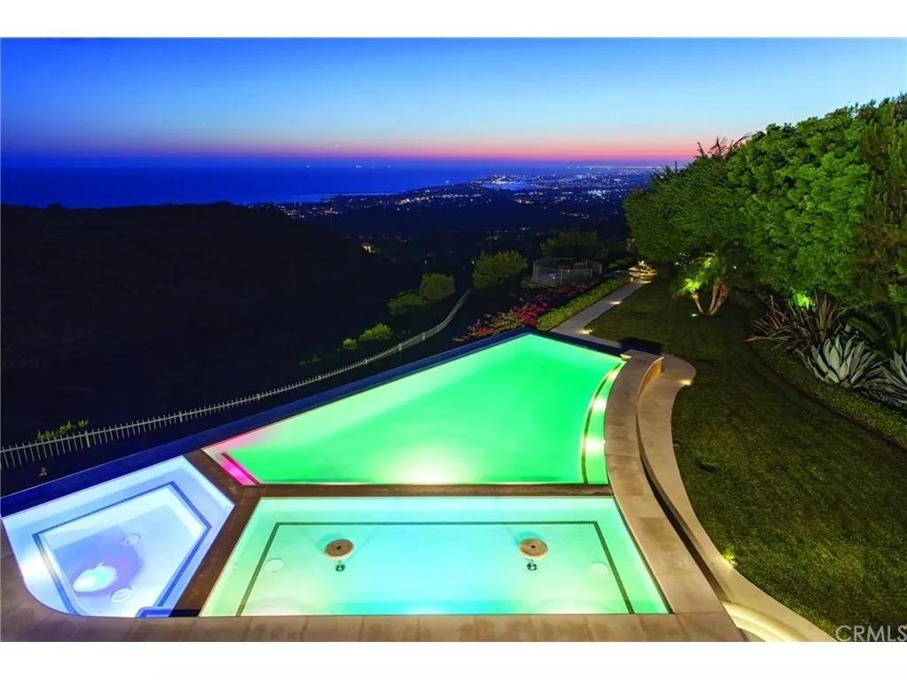 开车进故宫空姐被扒！溥仪都要买票，特朗普也须步行，你凭啥？