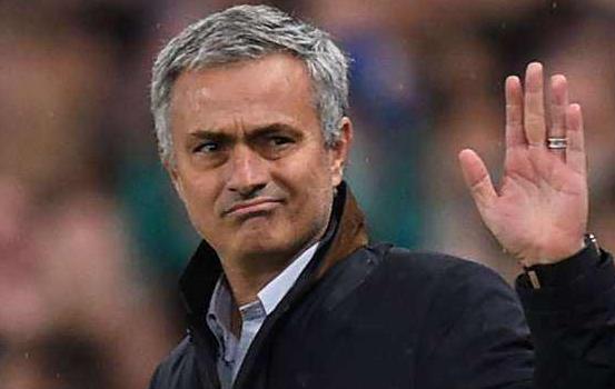 穆里尼奥滑跪庆祝狼队,穆里尼奥球场狂奔庆祝