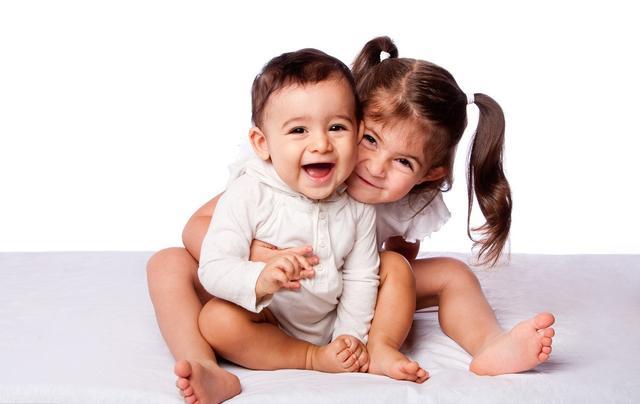 双胞胎姐姐妹妹大哭,双胞胎姐妹每天都大哭