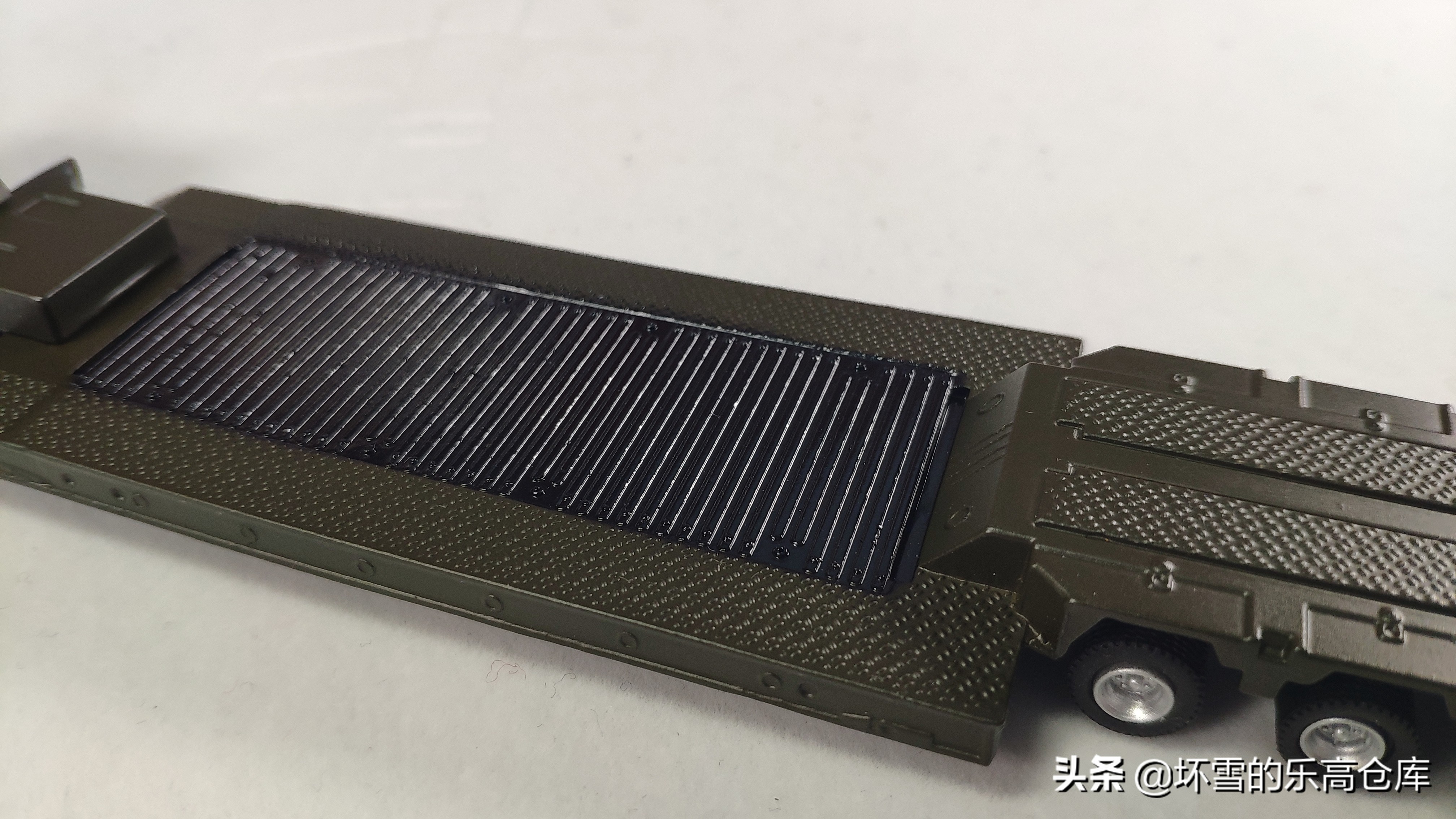 用HO比例车模运输钢铁洪流：SIKU模型豹2坦克运输卡车