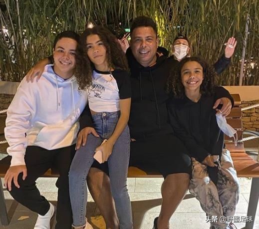 44岁大罗与老婆秀恩爱,大罗和女朋友接吻