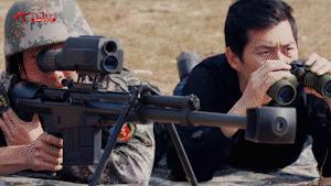 我国出产的*用军**轮胎，材料比钢强6倍，被*药炸**轰穿后能行驶71公里