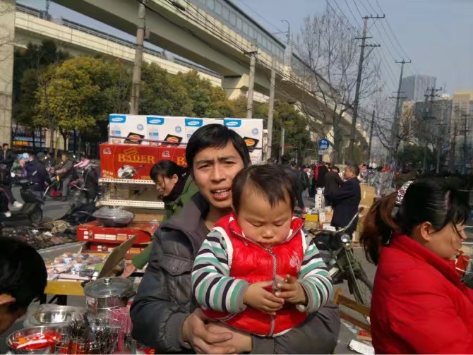 过年摆地摊赚10万的诀窍,春节期间摆摊什么最赚钱