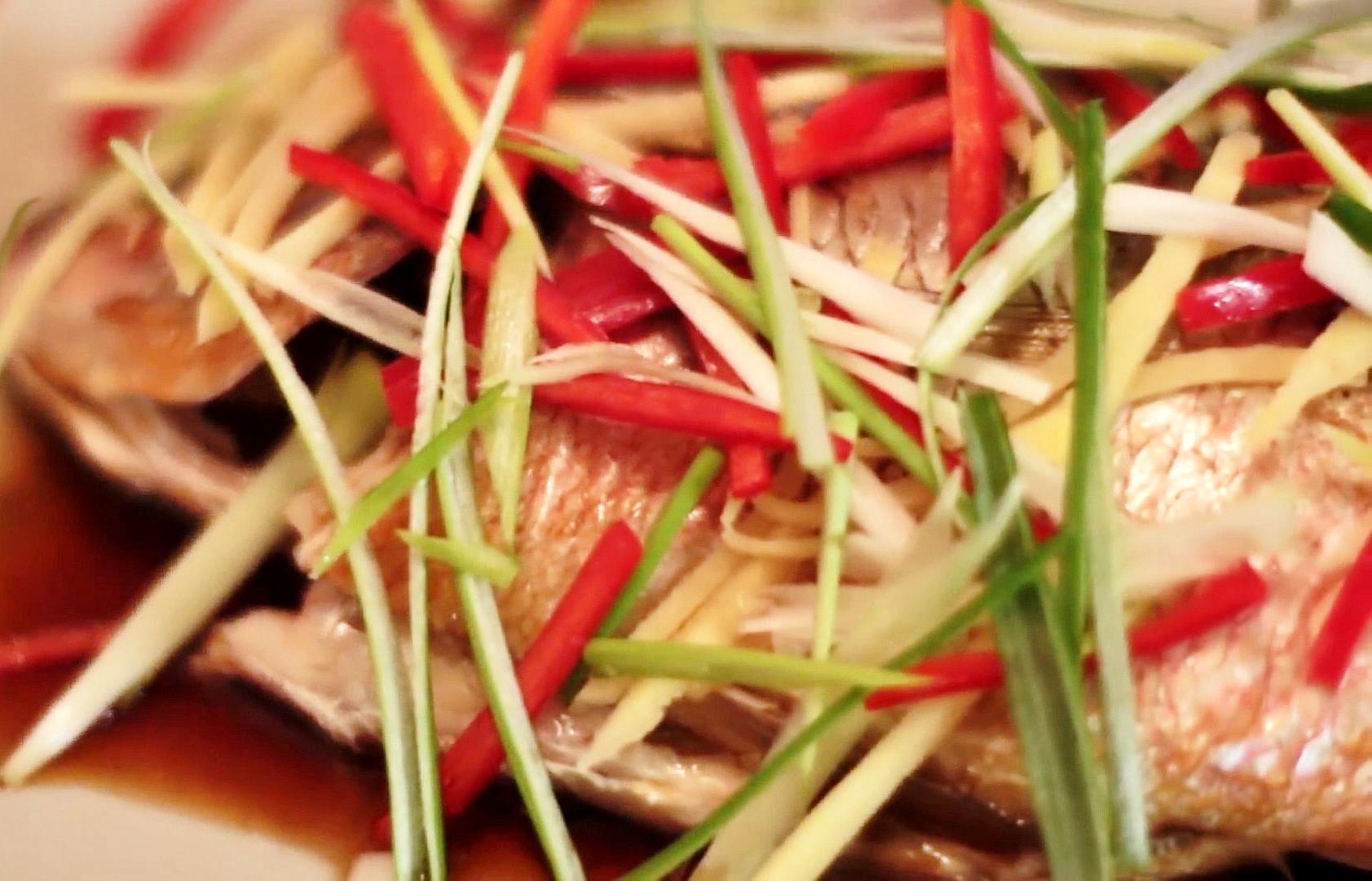 饭店里的清蒸鱼是怎么做的,为什么饭店里蒸的鱼那么嫩