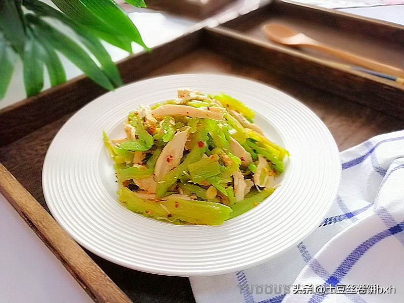 烫一烫，拌一拌，超级简单，苦瓜这么做连吃几次都吃不够