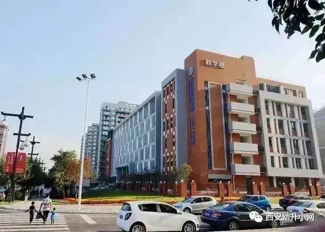 很多家长挤破头要去民办学校,西安家长挤破脑袋让孩子上的学校