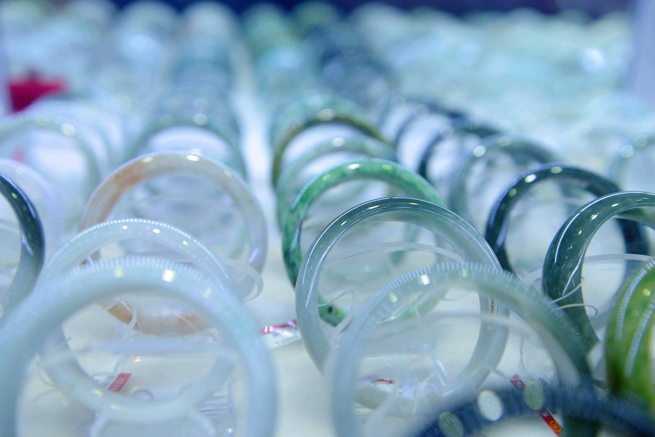 翡翠从原石到成品的全过程,乌鸡种翡翠原石到成品