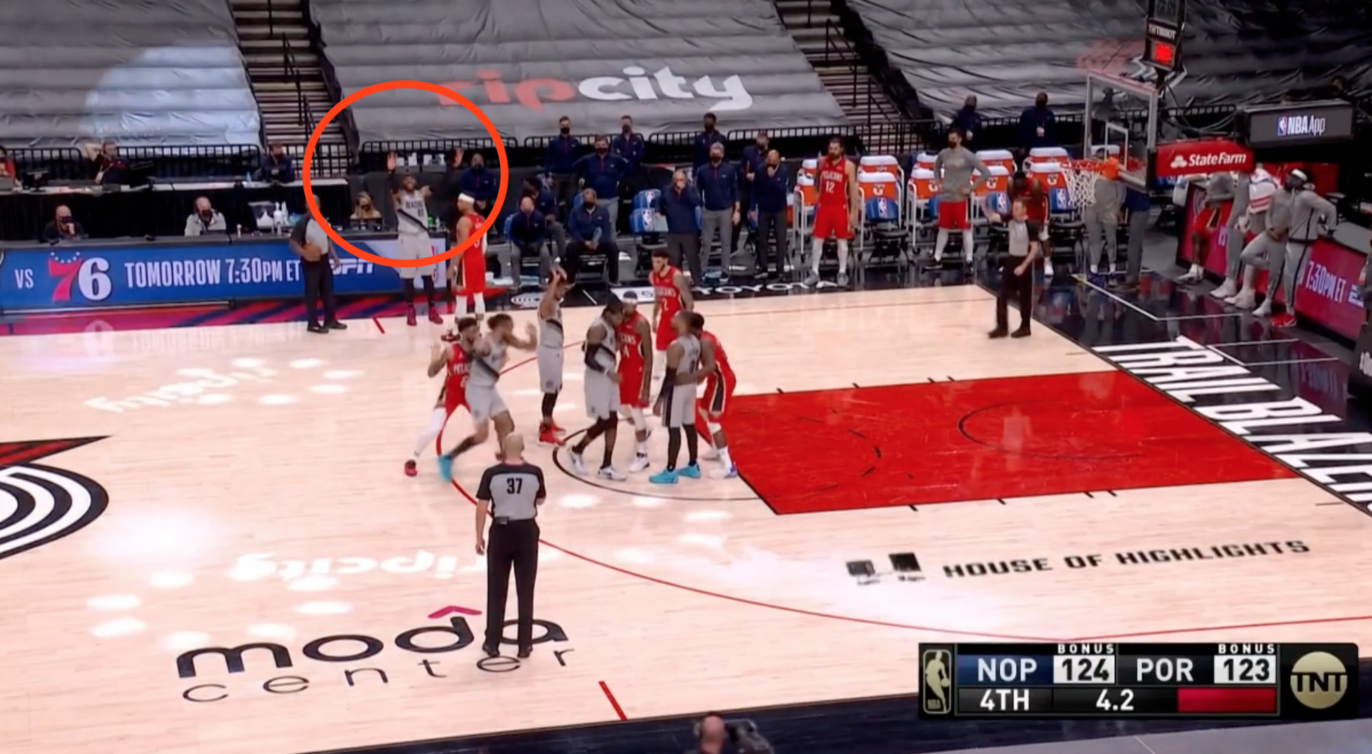 利拉德末节3分,利拉德末节4分