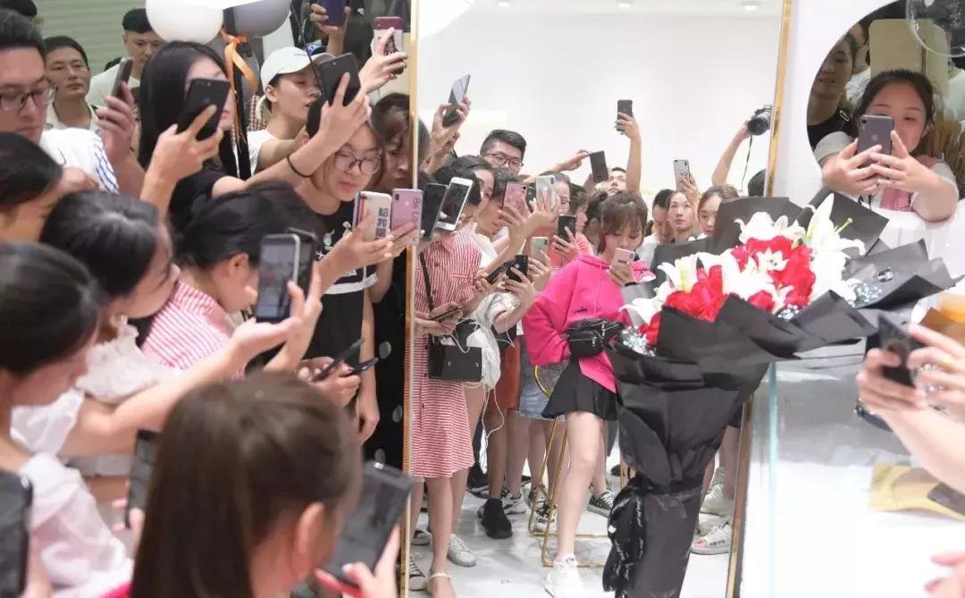 直播带货卖衣服赚多少钱呢,直播卖衣服月能赚过千万