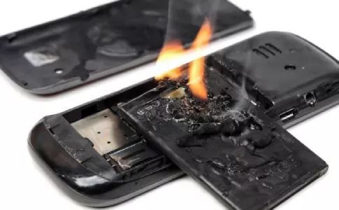 手机充电放枕头下引起火灾,手机在床头充电爆炸