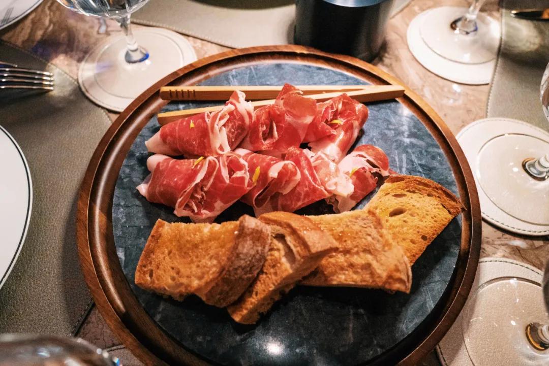 200块钱住北京,200块住酒店吃大餐