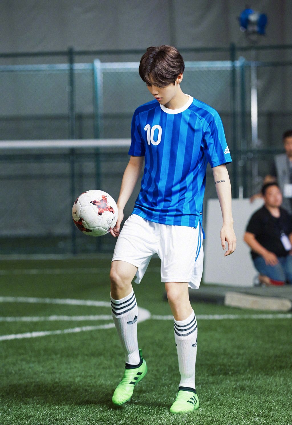 鹿晗黑色装,鹿晗白色套装满满的少年感