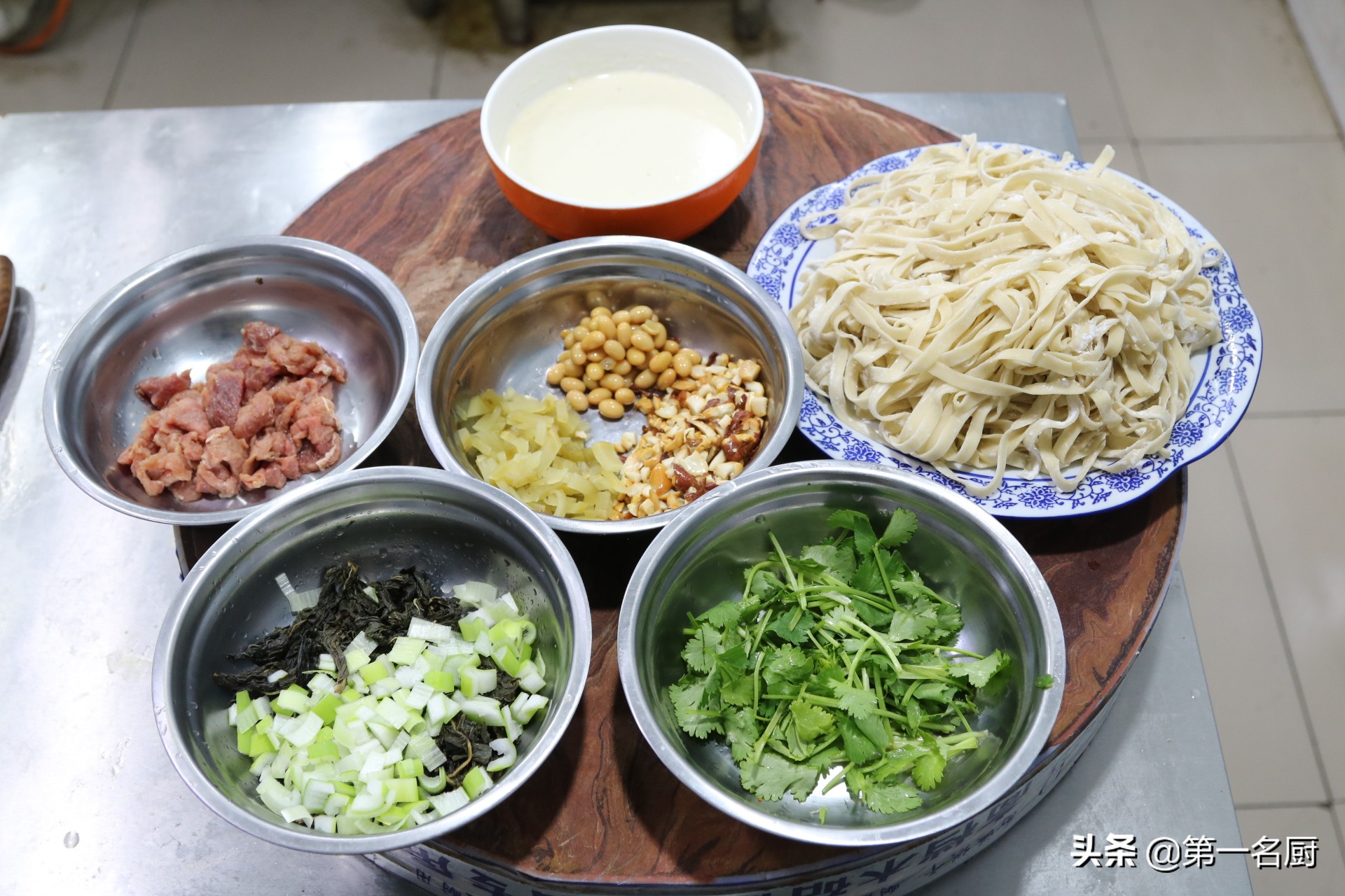 河南肉面条汤面条,河南面食糊汤面