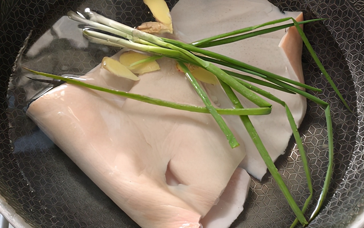 猪皮不用晒怎么做才好,发猪皮的全过程