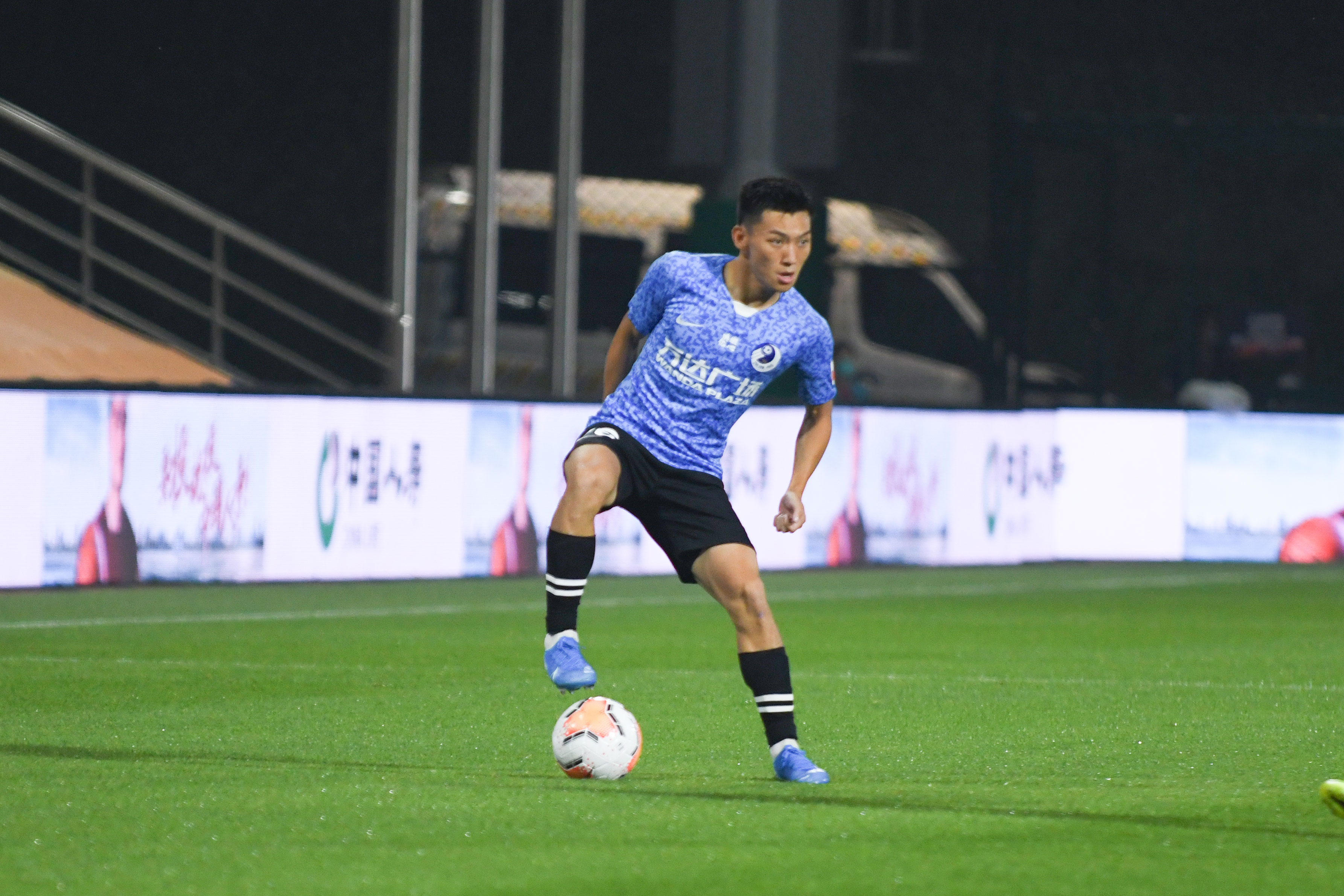 贝尼特斯中超执教视频,贝尼特斯大连足球比赛