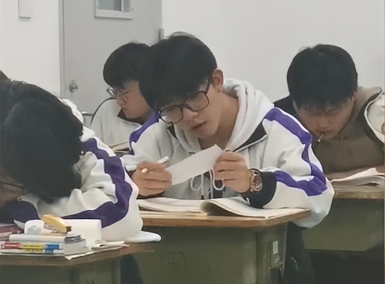 传纸条鼓励学生高三老师回应，要默默地守护，鼓励可能不用太张扬