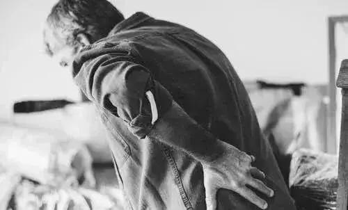 腰痛警惕癌症早期10种信号女,为什么腰痛是癌症的前兆