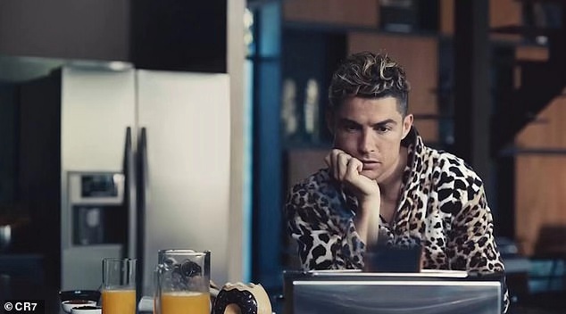 c罗携女友乔治娜出席活动穿衣秀,c罗穿红色西装乔治娜穿蓝色裙子