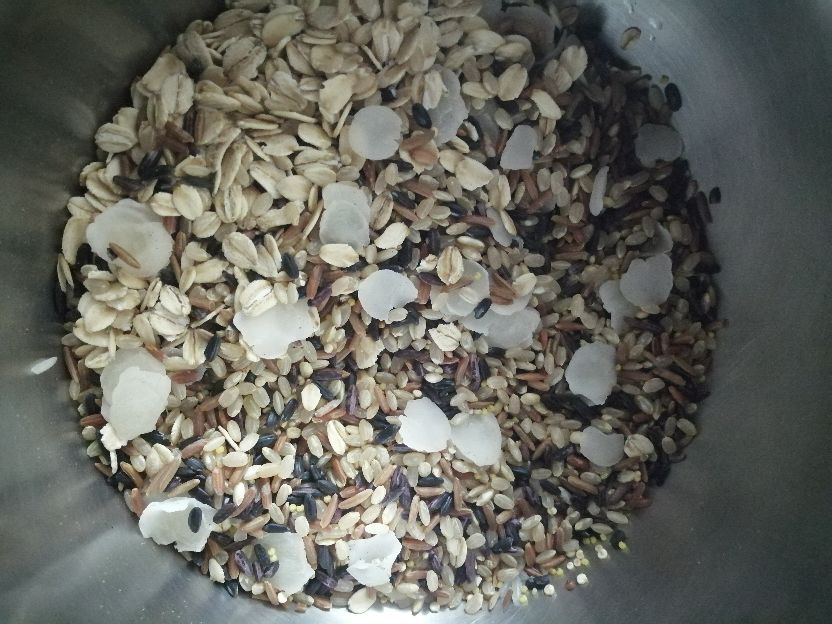 杂粮粥煮鸡蛋,早上喝杂粮粥配两个煮鸡蛋