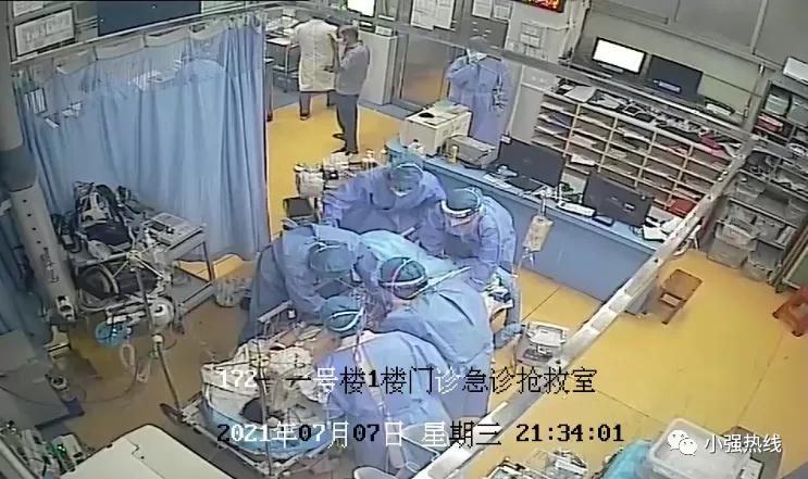 太狠了一剑刺穿心爱的人,小伙胸口被刀捅人事件