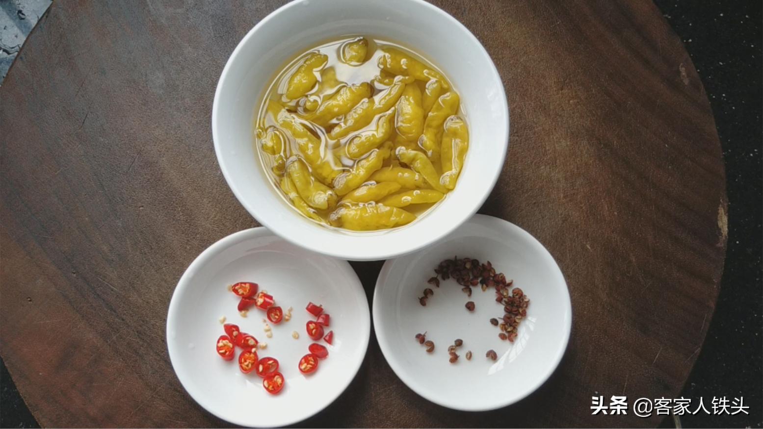 自己在家做泡椒鸡爪也是很方便的,在家如何做泡椒鸡爪更好吃