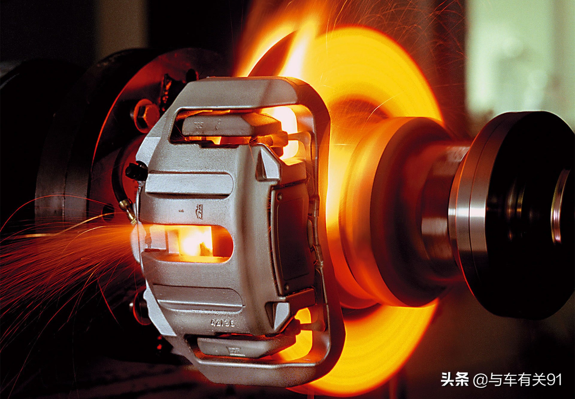 自动挡开车下坡路的正确方法,自动挡走长下坡怎么办