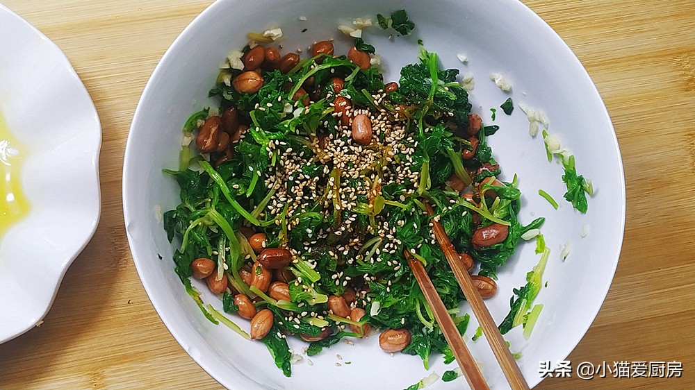 芹菜叶别扔掉蒸着吃能变废为宝,芹菜叶子不要扔有怎样的好处