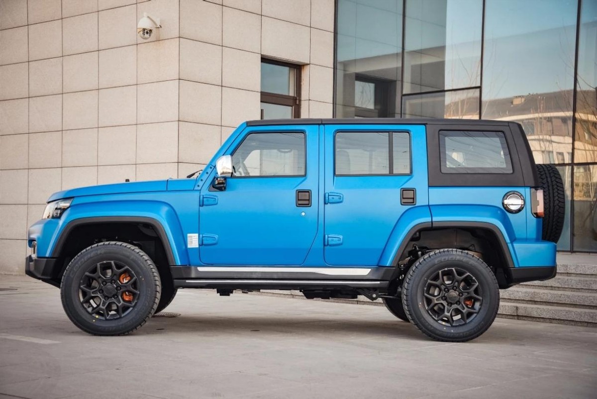 普拉多对比新bj40实车照片,开老款丰田普拉多2700视频