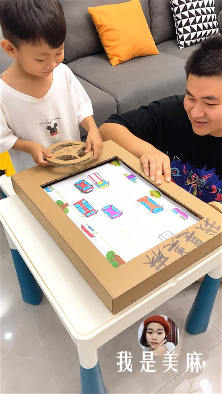 爸爸用卡车装玩具,爸爸给儿子做赛车玩具