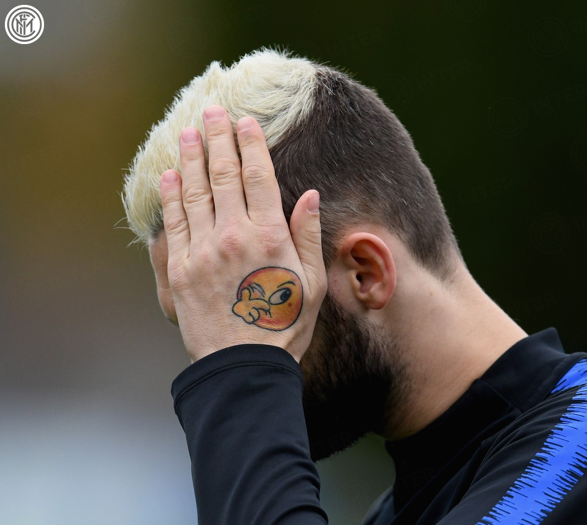 手托下巴、鳄鱼躺，蓝黑中场指挥官在网红路上一去不复返……