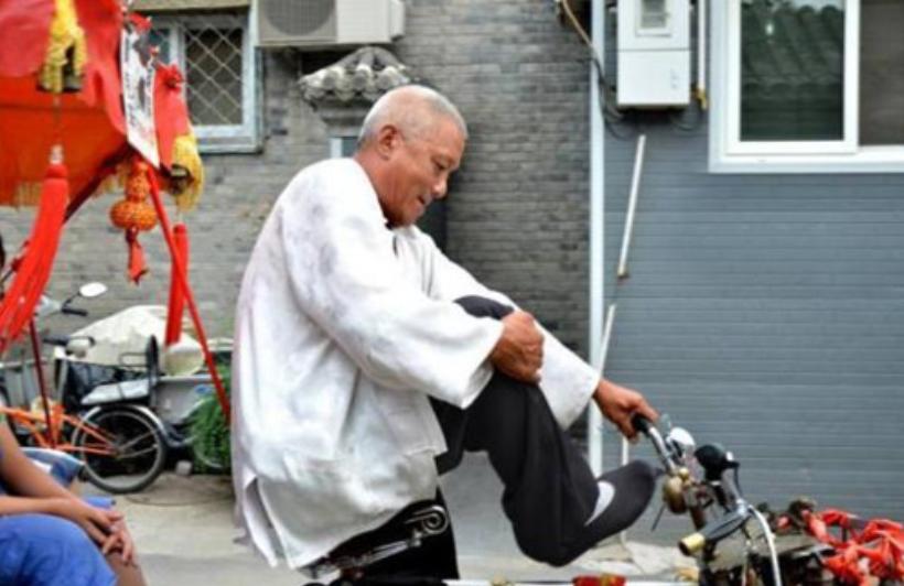 北京蹬三*大轮**爷，一小时150元，住四合院，真实身份是“贝勒”