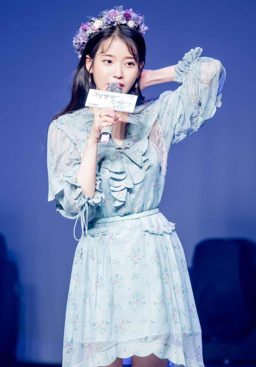 她是韩国音源女王,身穿绿毛衣搭淡紫纱裙,依旧美如少女