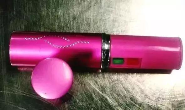 留学生海关安检被拒，CL的萝卜丁口红竟成凶器！