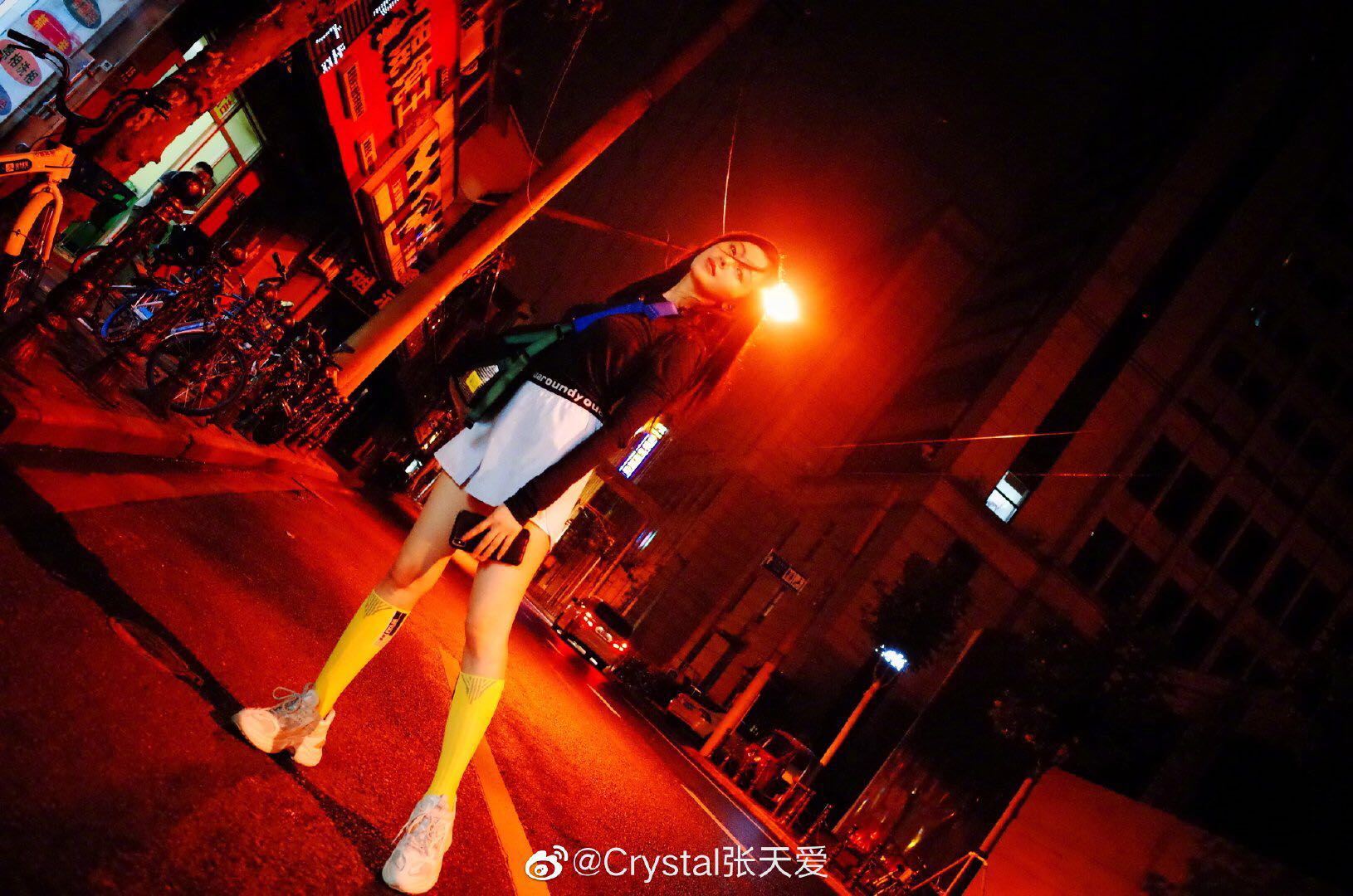 张天爱露腿不漏腰,张天爱采访现场大露美腿