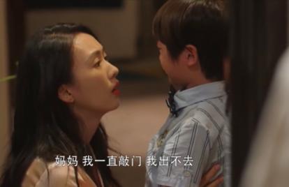 男孩向商店老板借钱打车,男孩向店主借钱到店归还