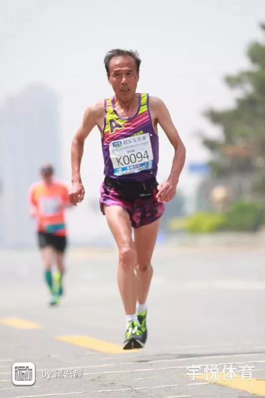 领跑一堆年轻小伙！68岁大爷北马2小时54分，配速408！