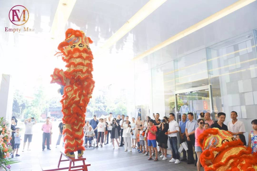 成都“时尚大咖”请注意!这里有个超低价大牌库喊你来爆仓