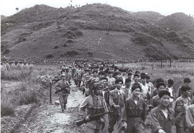 援朝期间黑商贩无孔不入：假药、劣质军鞋、腌菜掺沙子、肉汤罐头