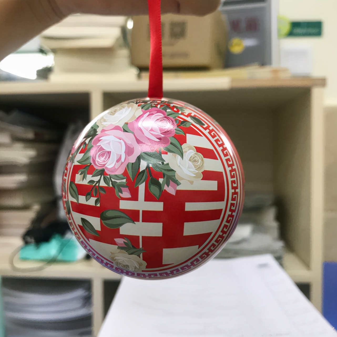 在婚礼上收到喜糖却打不开？只怪现在的喜糖太内卷了