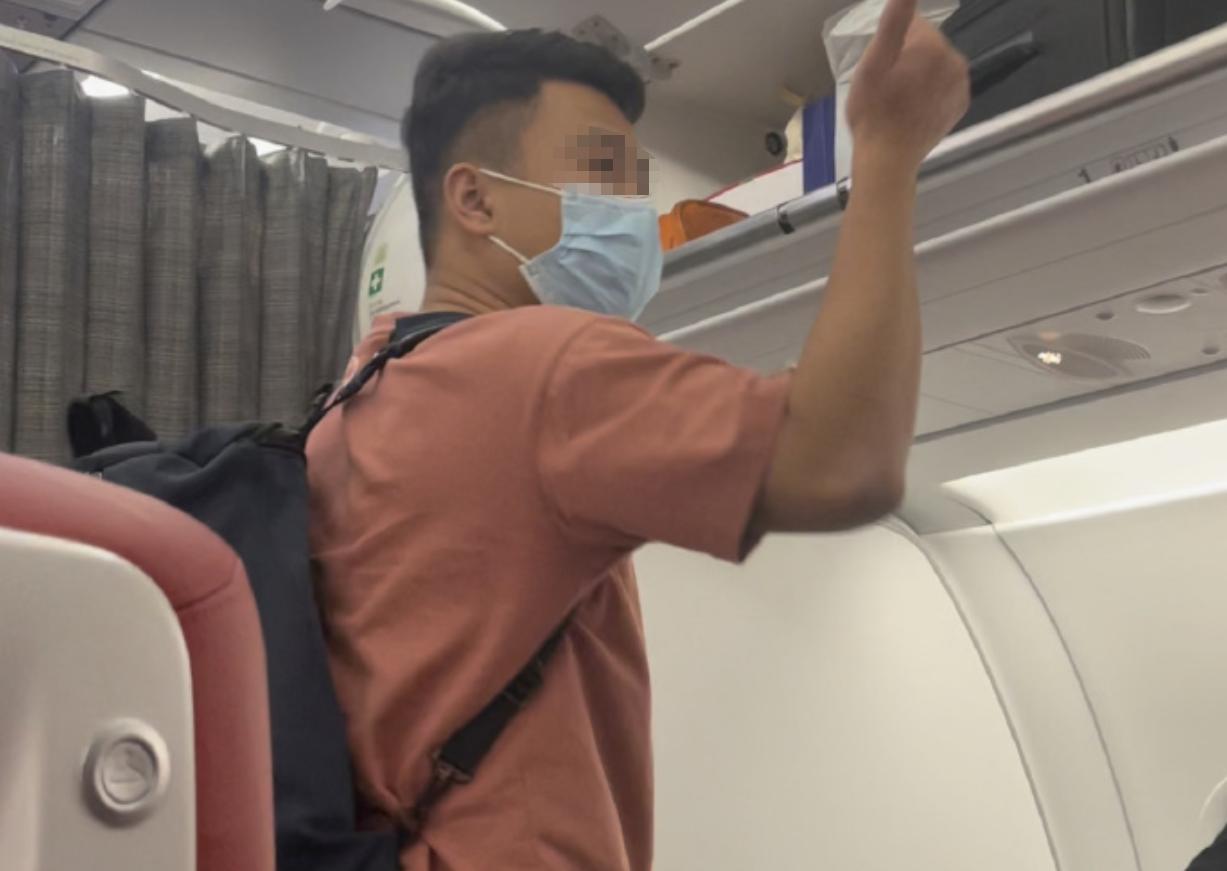 “给我调查她！”头等舱男子辱骂刁难空姐，乘客打抱不平反遭威胁