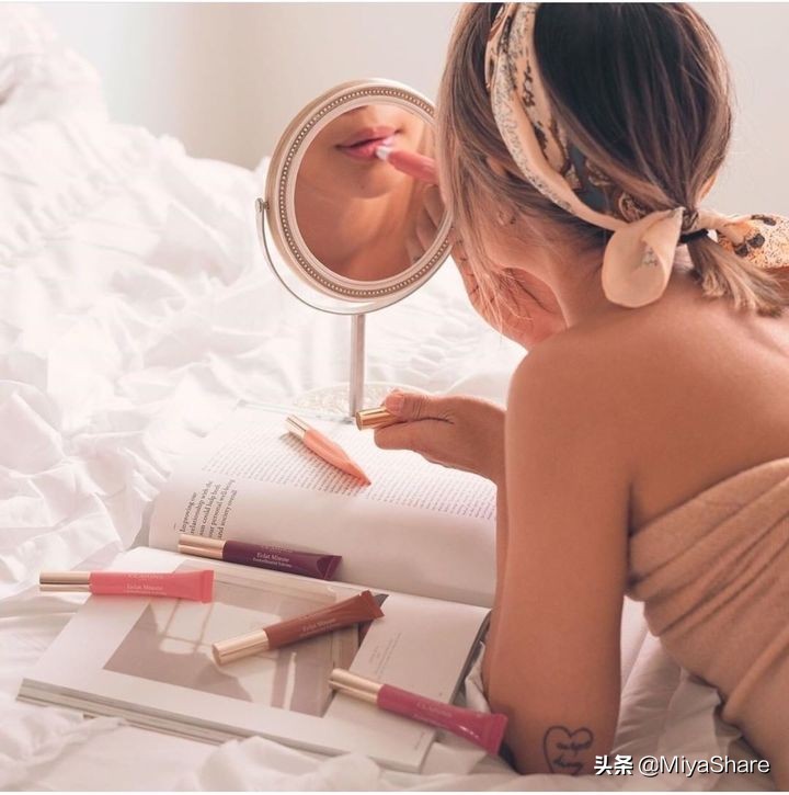 如何正确上粉底液不脱妆卡粉,涂粉底前怎么护肤不伤皮肤