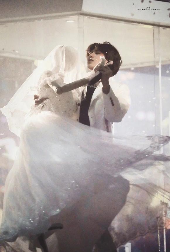 蔡徐坤红格子衬衫照片舞台,蔡徐坤复古西装造型