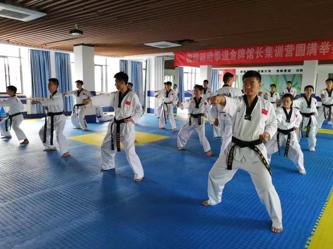 花式压腿训练,老师压腿训练